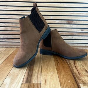 Brown women's Chelsea boots